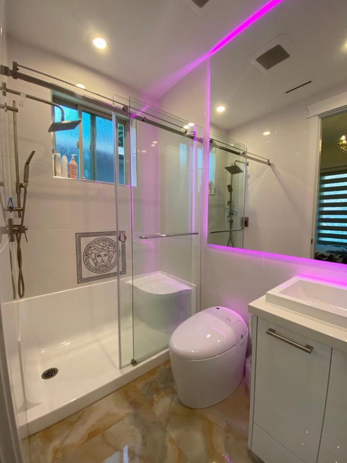 Milano Luxury Suites Vancouver Bagian luar foto